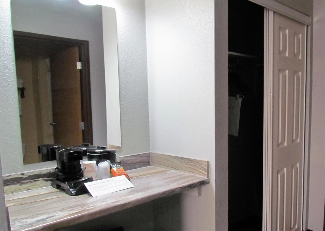 Oak Hill Inn & Suites Кантон Екстер'єр фото